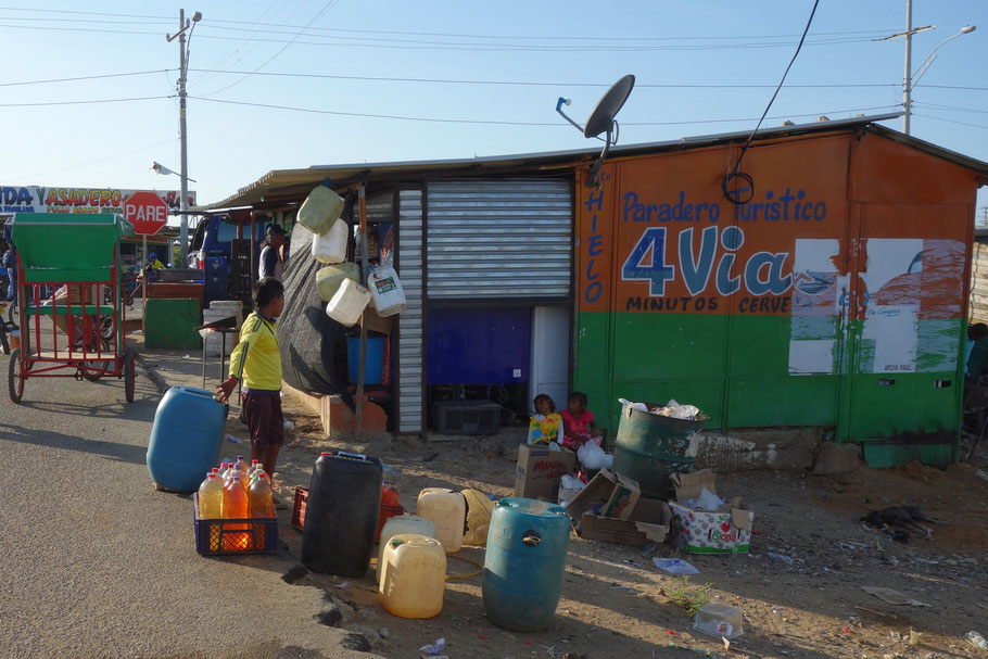 Colombie : vendeurs de gazolina à Uribia