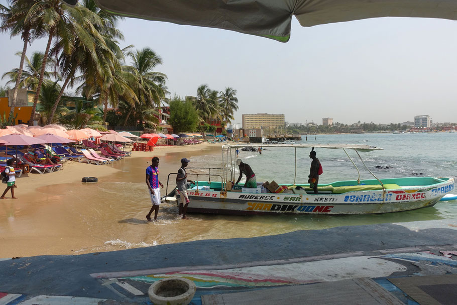 Sénégla, île de Ngor : vue du restaurant l'Oasis de la Petite Plage sur la jolie plage sud 