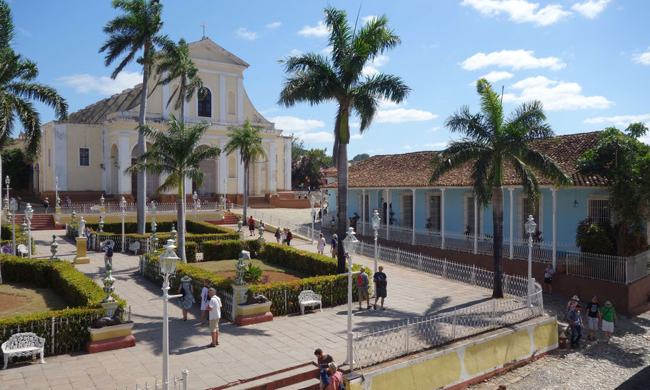 Cuba, Plaza Mayor : Casa Olga Sánchez Iznaga et Iglesia Mayo de la Santisima Trinidad
