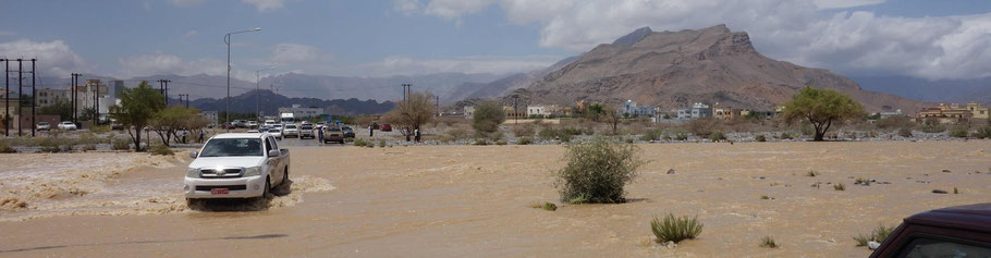 Oman après la pluie : wadi en crue et route inondée