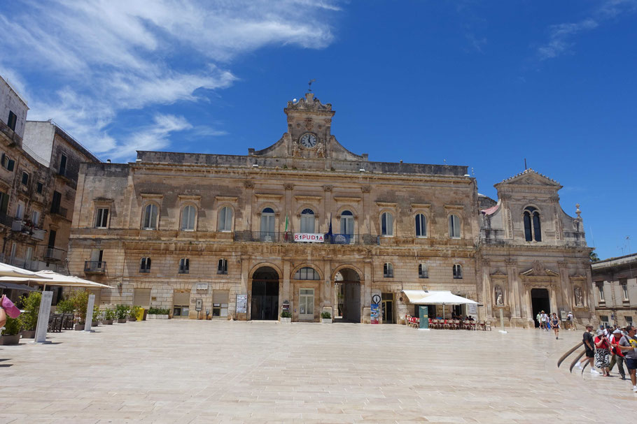 les Pouilles :Ostuni, place de la Liberté