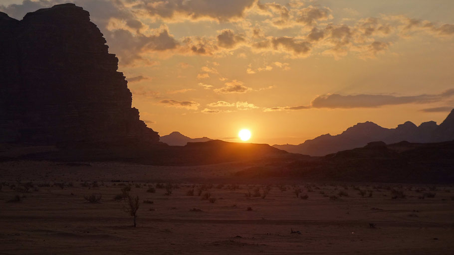Jordanie, coucher de soleil dans le Wadi Rum (sunset)