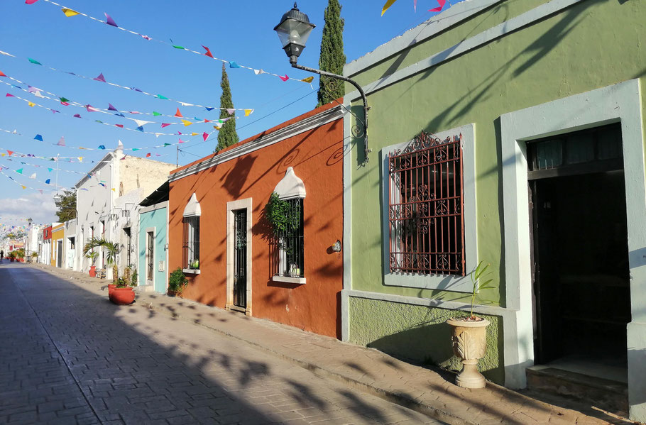 Mexique, Yucatan : Valladolid, Calzada de los Frailes ou Calle 41A et ses maisons colorées