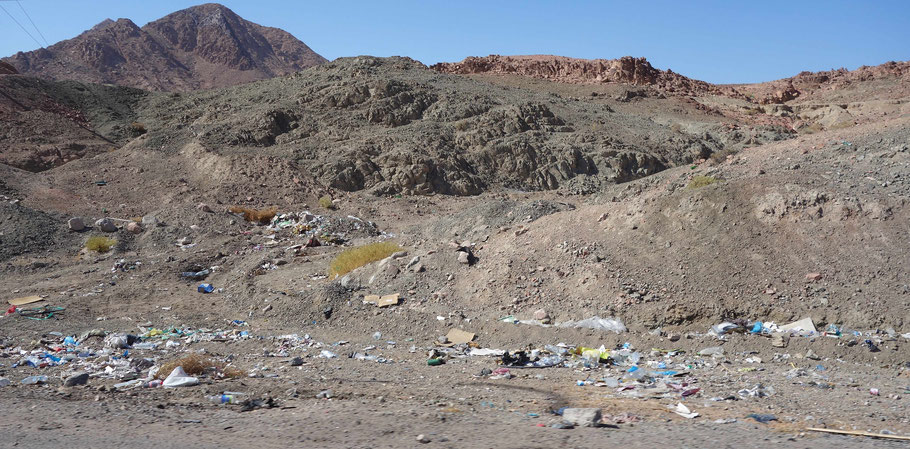 Jordanie : déchets le long de la route vers Aqaba