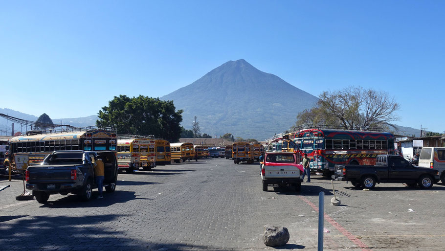 Guatemala, Antigua : terminal de bus et volcan de Agua