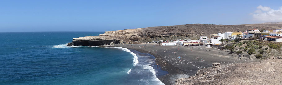 Fuerteventura : plage de sable noir et falaises d'Ajuy