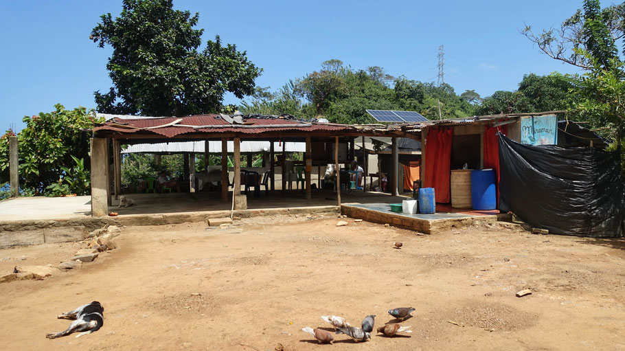 Colombie : les bâtiments sommaires de la finca de cacao Miramar près de Buritaca