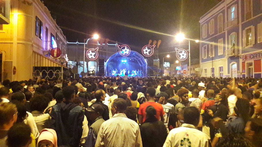 Réveillon du Nouvel An au Cap-Vert : concert dans la rue de Lisboa à Mindelo