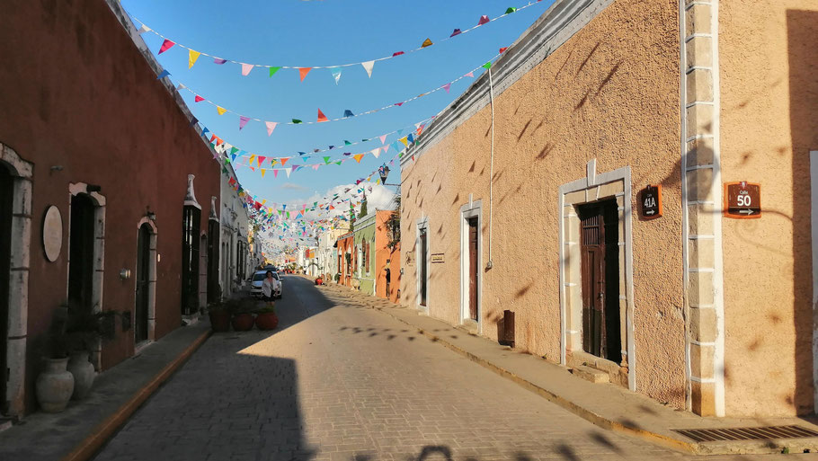 Mexique, Yucatan : Valladolid, maisons colorée de Calzada de los Frailes ou Calle 41A e