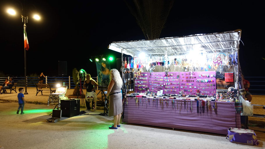 Stands sur le Lungomare de Trappeto