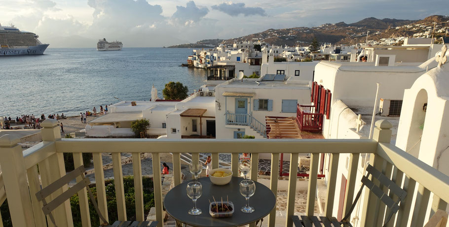Grèce, Cyclades : Mykonos, vue du balcon de l'appartement SeaBlue Venice à l'heure de l'apéritif