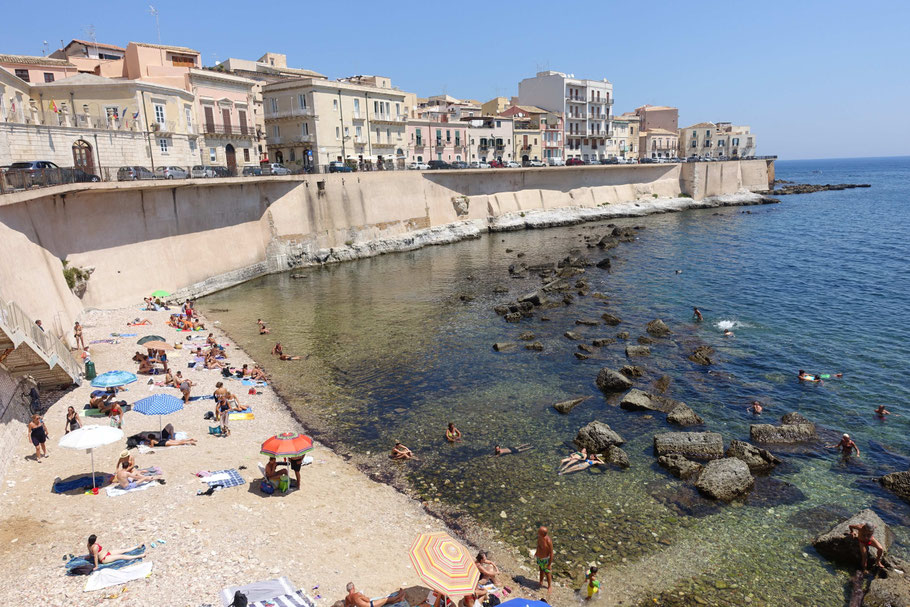 Syracuse : la petite plage de Cala Rossa