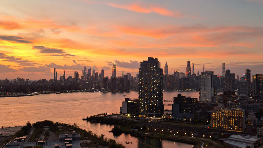New York : Skyline au coucher du soleil vue du roof top du Westlight