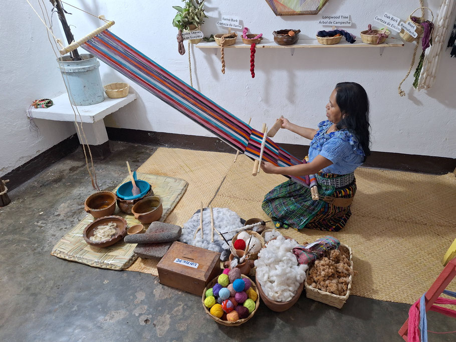 Guatemala, San Juan La Laguna : association Kemo, démonstration de tissage traditionnel