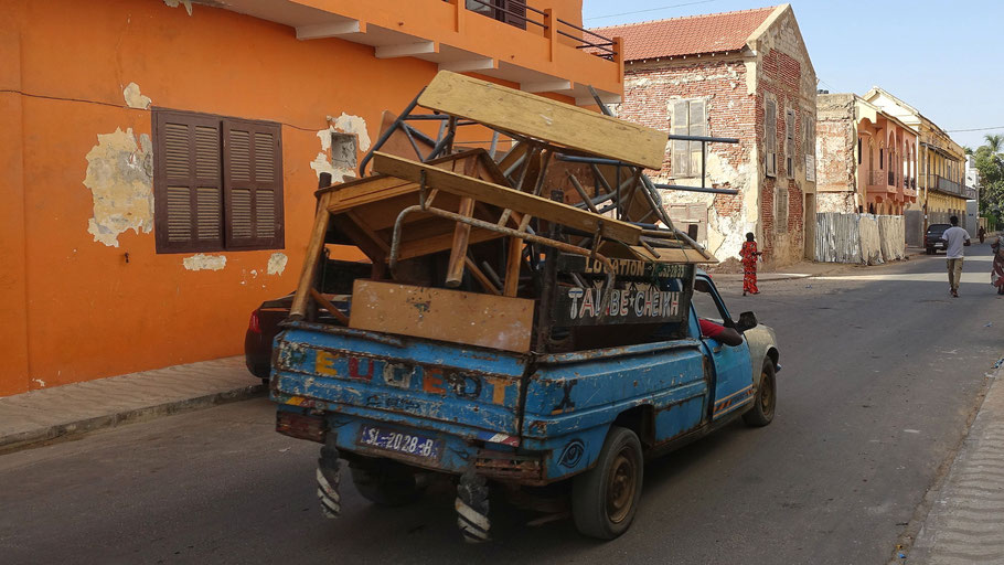 Sénégal : une ancienne Peugeot dans une rue du centre historique (quartier sud) de Saint-Louis