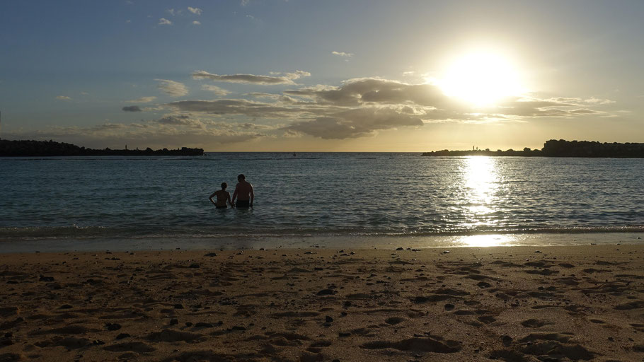 Baignade sur la plage de Amadores au soleil couchant