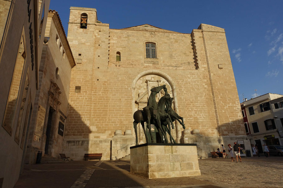 Minorque, église del Carme et la sculpture "Tre Cavalli"