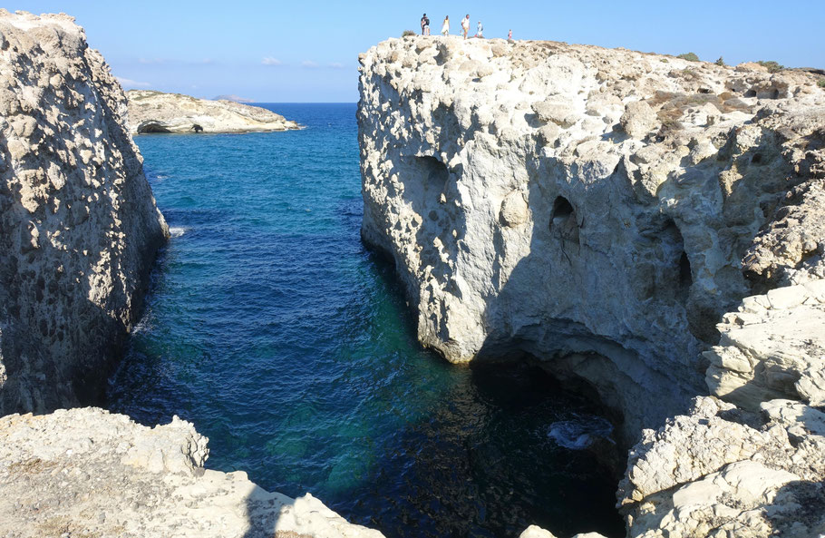 Grèce, Cyclades : Milos, vue du haut des parois rocheuses de Papafragas