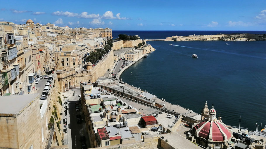 Malte, La Valette, vue des "Upper Barrakka Gardens" sur les "Lower Barrakka Gardens", le fort et le phare de Ricasoli (2022)