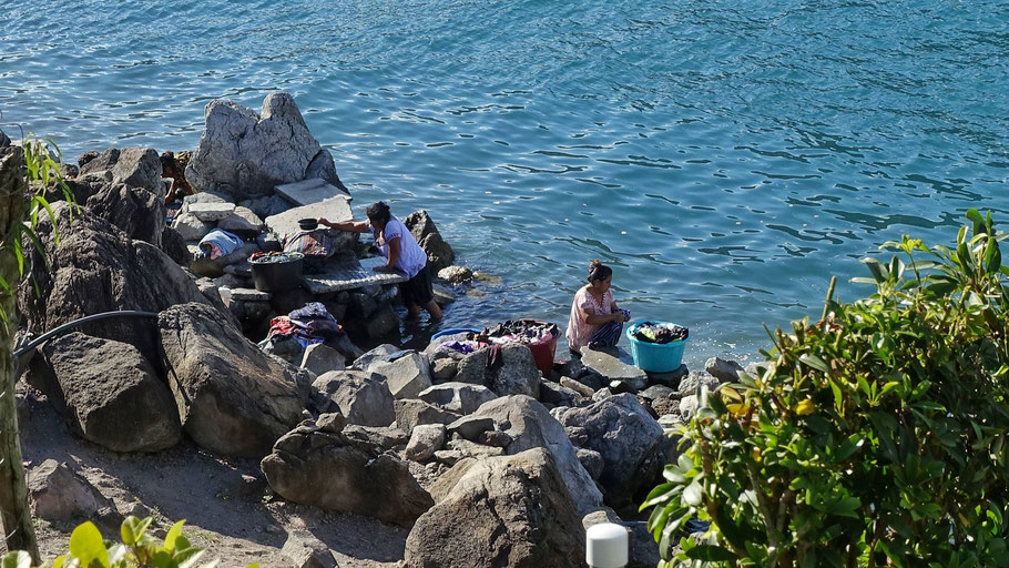 Guatemala, San Pedro La Laguna : femmes lavant leur linge dans le lac Atitlán