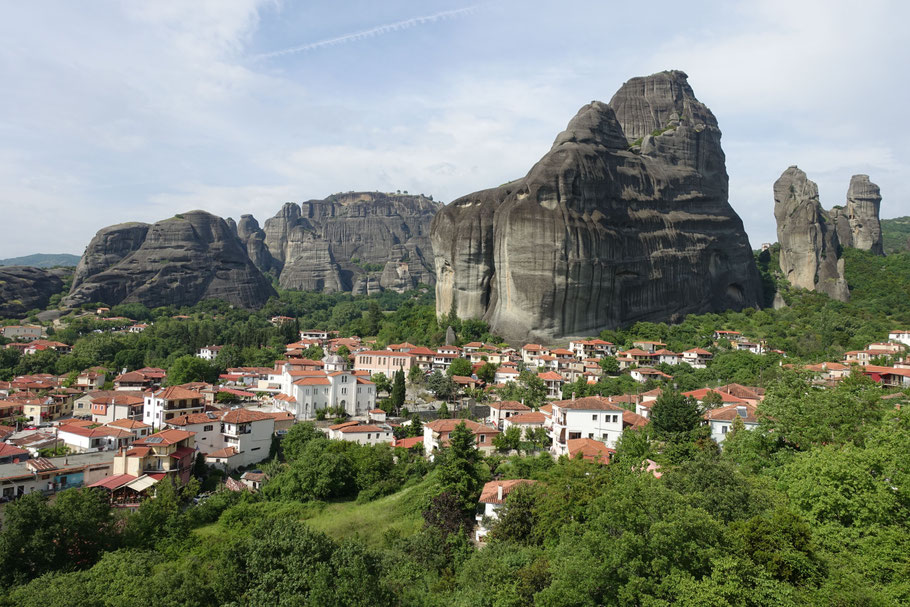 Grèce, Météores : le village de Kastraki et au loin le monastère de Saint-Nicolas et Megalou Meteora à droite
