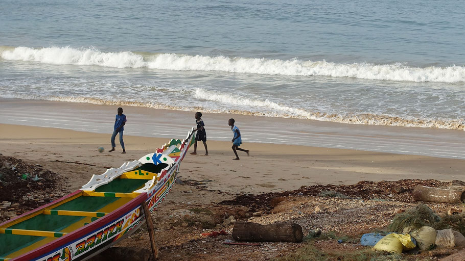 Sénégal, partie de foot sur la plage de La Somone près de la maison d'hôtes Senebreith