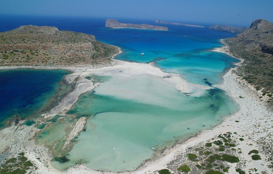 Vue aérienne sur le lagon de Balos avec l'île de Gramvoussa au loin