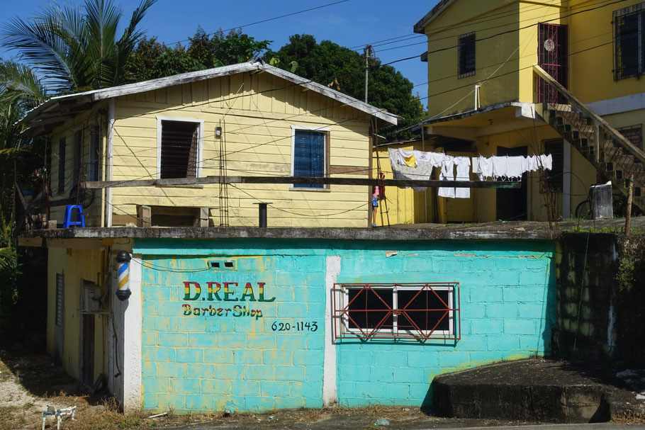Belize, San Ignacio : maisons près du pont d'Hawkesworth 