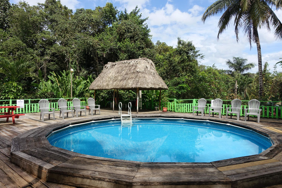 Belize, San Ignacio : piscine du Maya Mountain Lodge