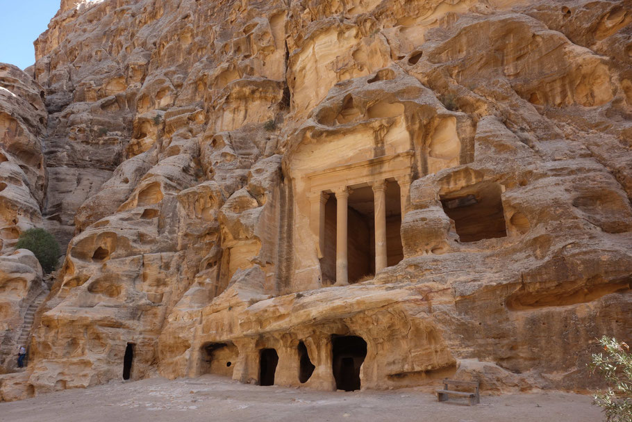 Jordanie, Little Petra : triclinium à colonnes (temple) au-dessus des habitations troglodytes