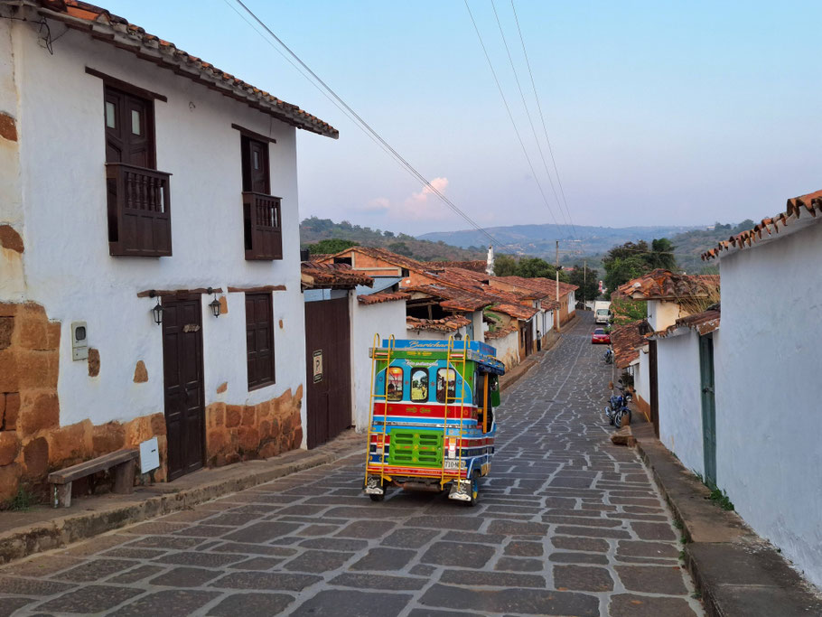Colombie : tuk-tuk dans une rue de Barichara