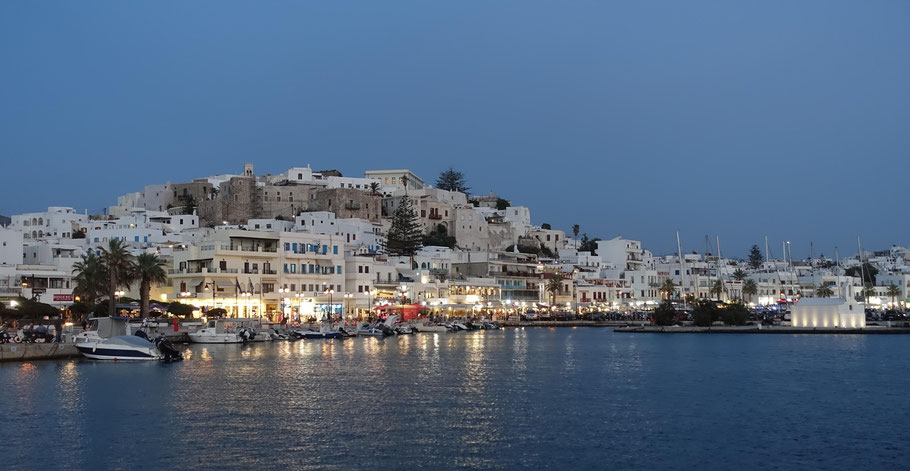 Grèce, Cyclades : Naxos, le port et le kastro (citadelle) de Chora à la tombée de la nuit