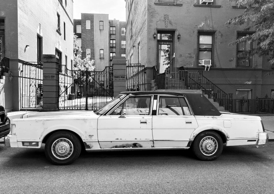 New York : vieille voiture dans une rue d'Harlem