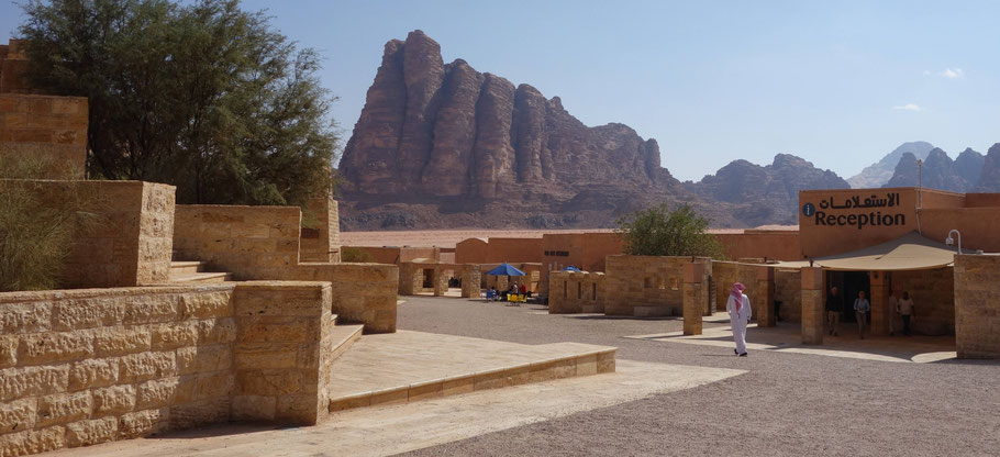 Jordanie, Wadi Rum : le Visitor Center est situé à quelques centaines de mètres des Sept Piliers de la Sagesse
