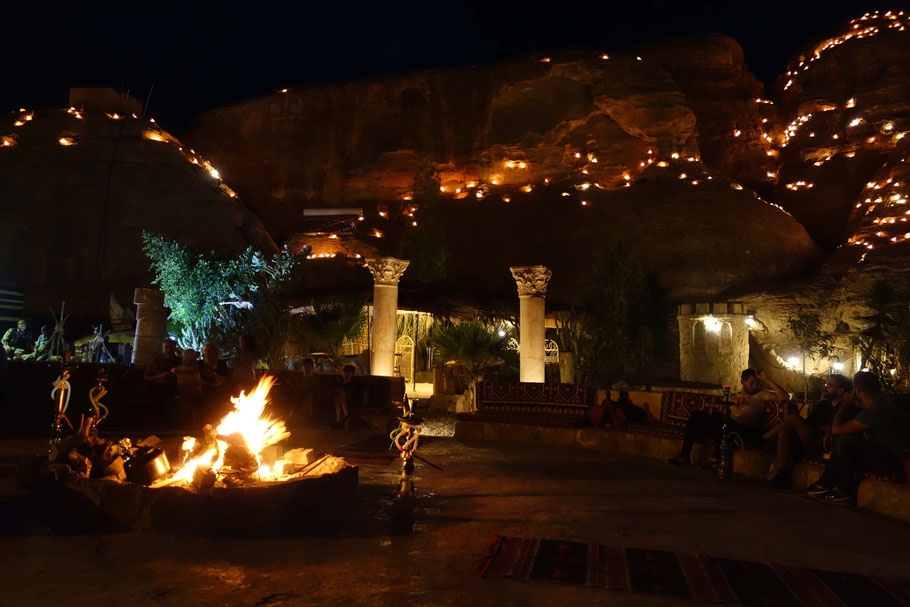 Jordanie, Little Petra, espace commun du Seven Wonders Bedouin Camp la nuit