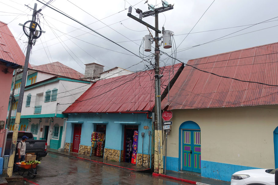 Guatemala, Petén Itzá : entrelac de fils électriques à Flores