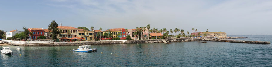 Sénégal,  le de Gorée : ses maisons colorées et le le fort d'Estrées, construit en 1856 par les Français pour protéger les abords de Dakar