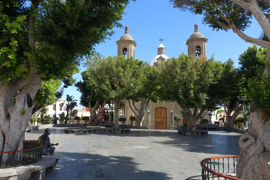 Grande Canarie, Agüimes : Plaza de Nuestra Señora del Rosario avec, à gauche, la statue de María Dolores Sánchez Hernández 