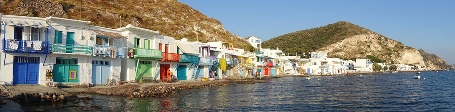 Grèce, Cyclades : Milos, les "syrmatas" de Klima, typiques petites maisons de pêcheurs aux couleurs vives