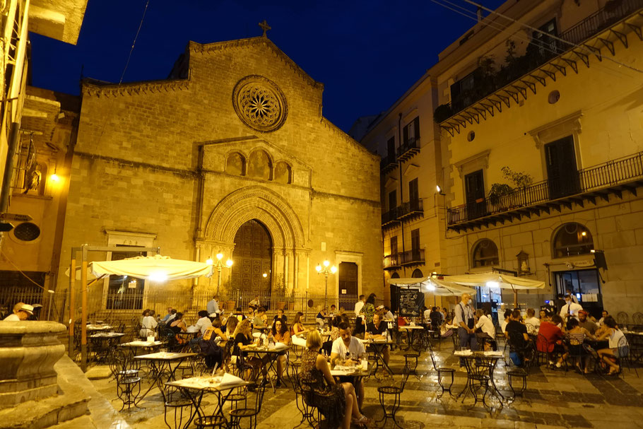 Sicile, Palerme : terrasse du restaurant Antica Focacceria San Francesco devant l'église Saint François d'Assise