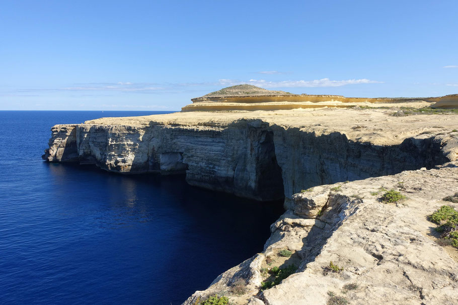 Malte, Gozo, caves at sea nivel : grottes au niveau de la mer entre Wied il-Ghasri et Wied il-Mielah