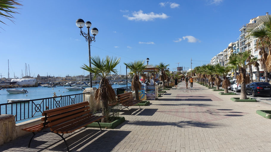 Malte, Tas-Sliema : The Strand, front de mer du Marsamxett Harbour d'où partent les bateaux vers Gozo, Comino ou le Grand Harbour