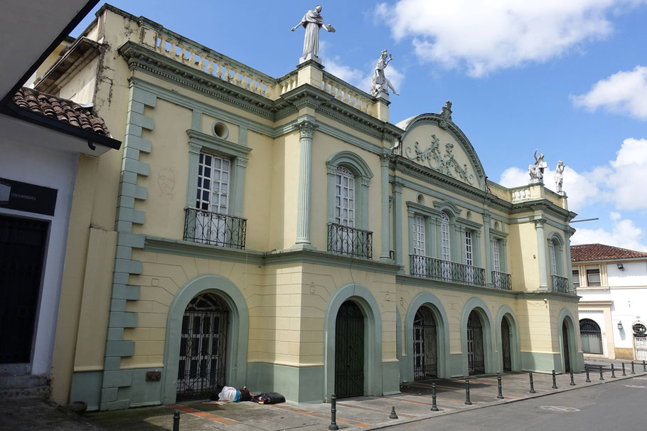 Colombie, Popayán : théâtre municipal Guillermo Valencia, rare bâtiment coloré