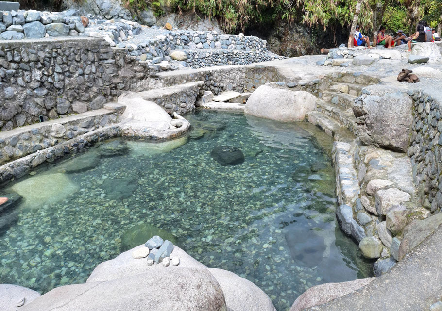 Le bassin de la Bogyah Hot Spring à Hapao