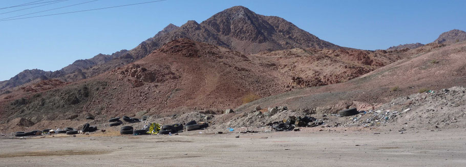 Jordanie : le long des autoroutes empruntées par les camions, les pneus éclatés sont abandonnés sur le bas-côté