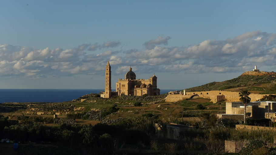 Malte, Gozo : Basilique Notre-Dame Ta' Pinu près de Gharb et phare de Ta' Gurdan
