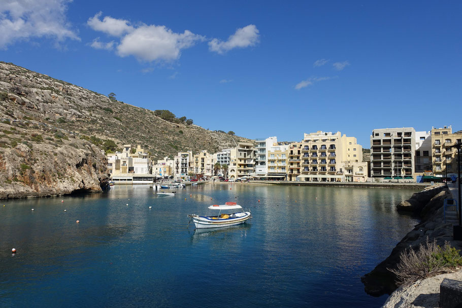 Malte, Gozo : la ravissante petite baie de Xlendi, malheureusement bien enlaidie par les constructions