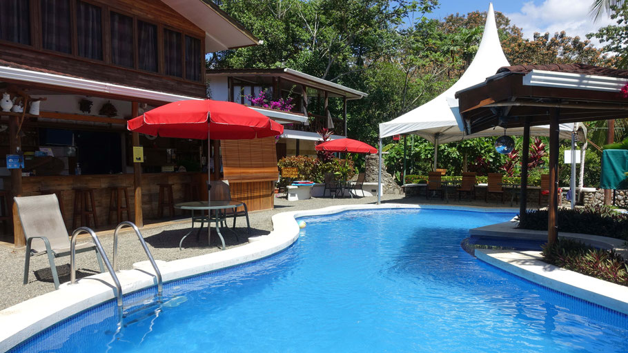 Costa Rica, Playa Matapalo : la jolie piscine et le bar de la Casa Aba