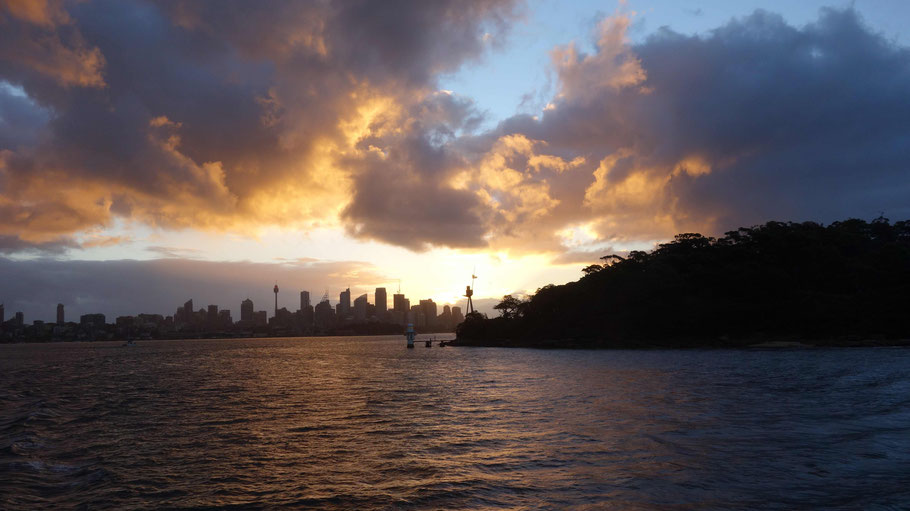 Australie, baie de Sydney au coucher du soleil en venant de Mainly Beach