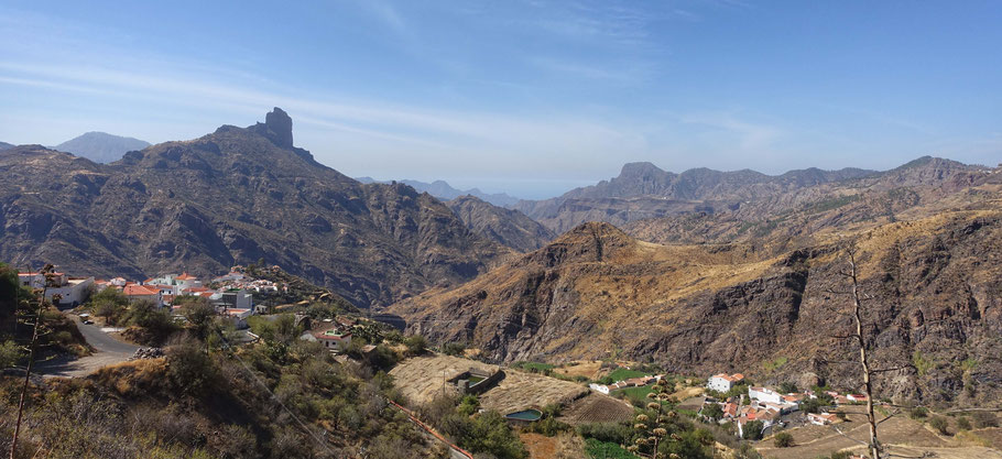 Grande Canarie : montagnes au centre de l'île, descente vers le village de Tejeda que surplombe le Roque Bentayga